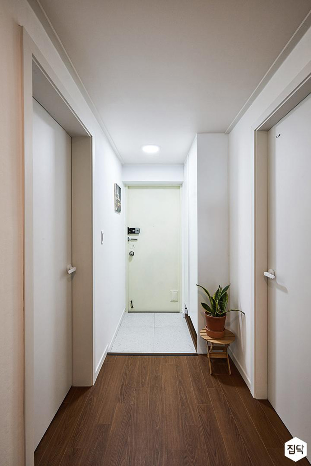 Chúng tôi hiểu rõ những yêu cầu và thách thức khi thiết kế nội thất cho căn hộ chung cư diện tích nhỏ. Với phương pháp tiếp cận độc đáo của mình, chúng tôi giúp bạn tối ưu hóa không gian sống, cùng với những giải pháp thiết kế sang trọng, hiện đại để tạo ra một không gian sống tuyệt vời cho bạn.